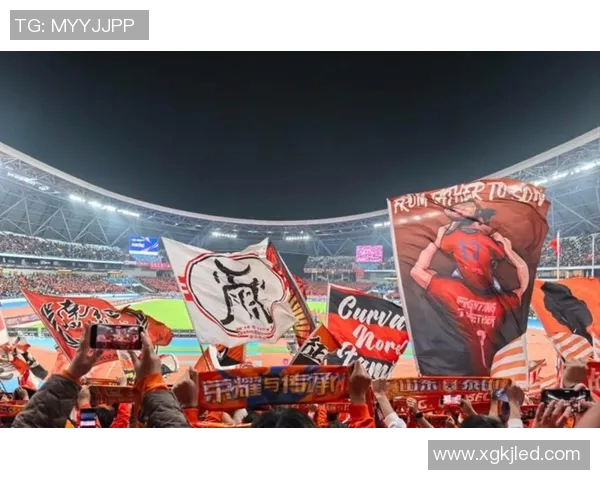 足球明星在国歌演唱中泪洒赛场感动瞬间视频引发热议